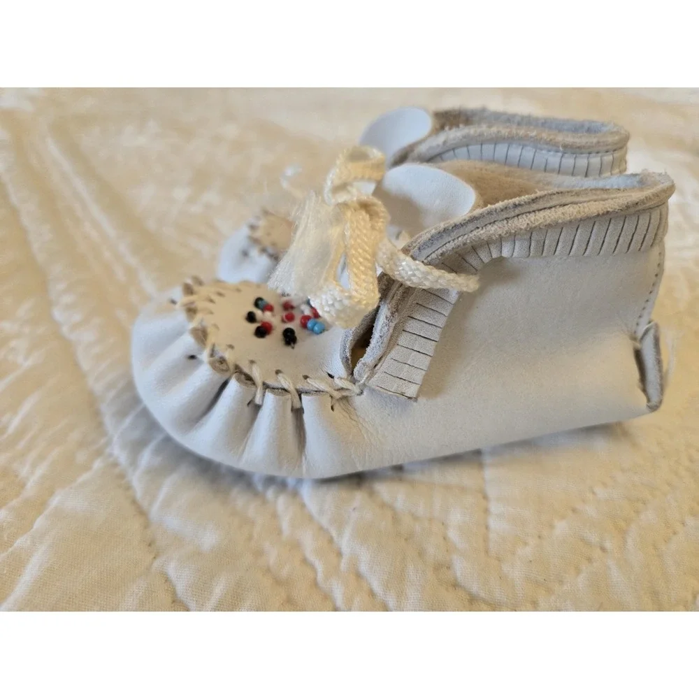 Minnetonka Beaded White Leather Moccasins Infant Size 1 Deer Foot Infant Shoes